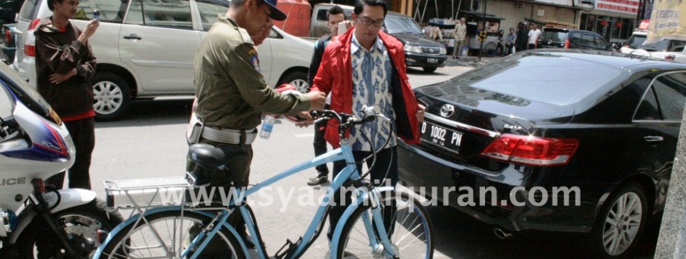 Walikota Bandung Bersepeda ke Pameran Buku Bandung 2013